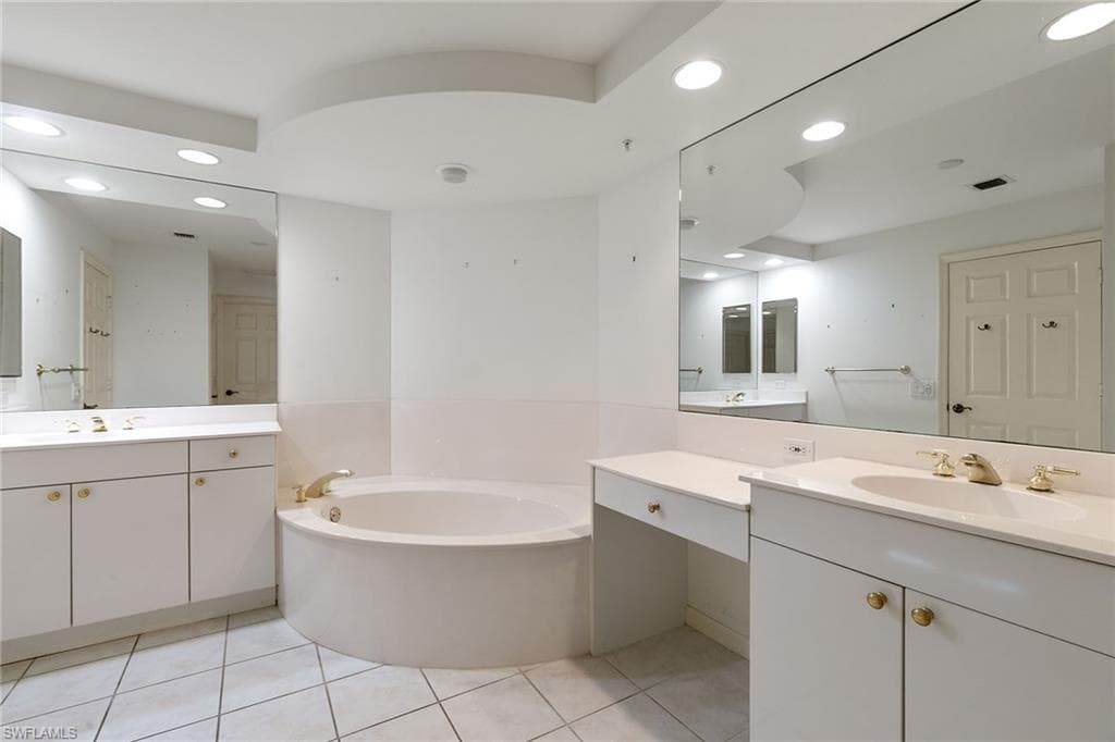 420 Cove Tower Dr 304, Naples, FL 34110-15