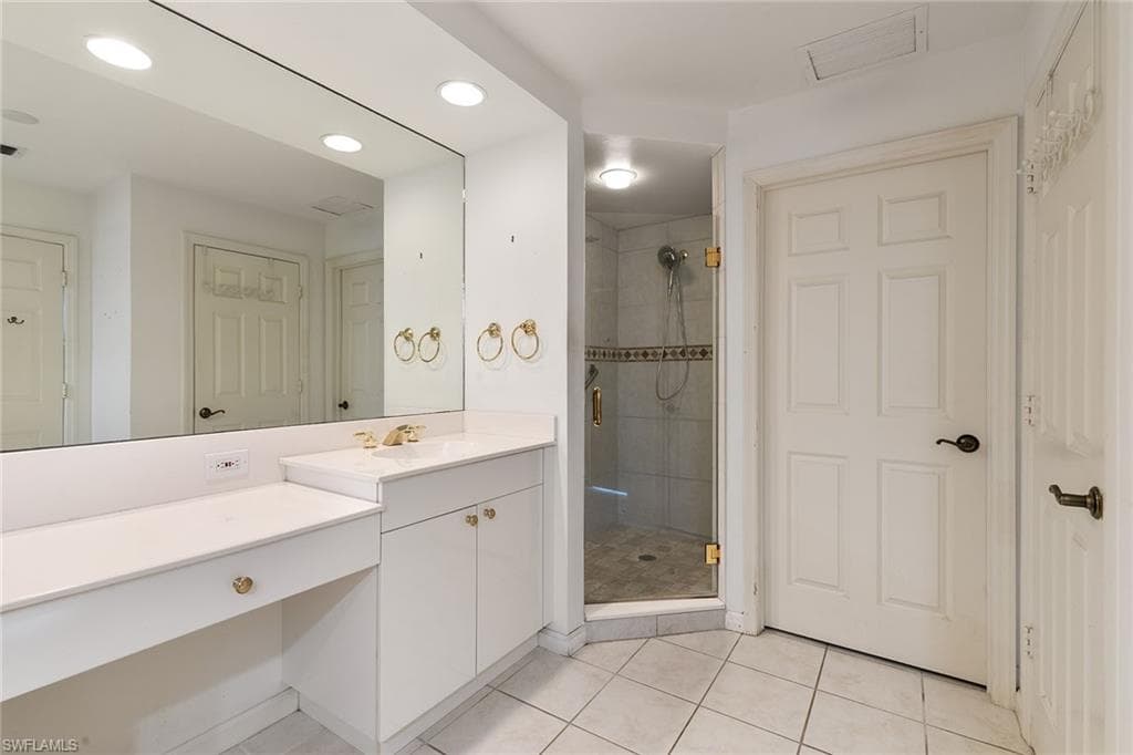 420 Cove Tower Dr 304, Naples, FL 34110-16