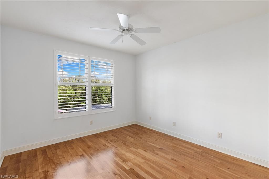 420 Cove Tower Dr 304, Naples, FL 34110-19