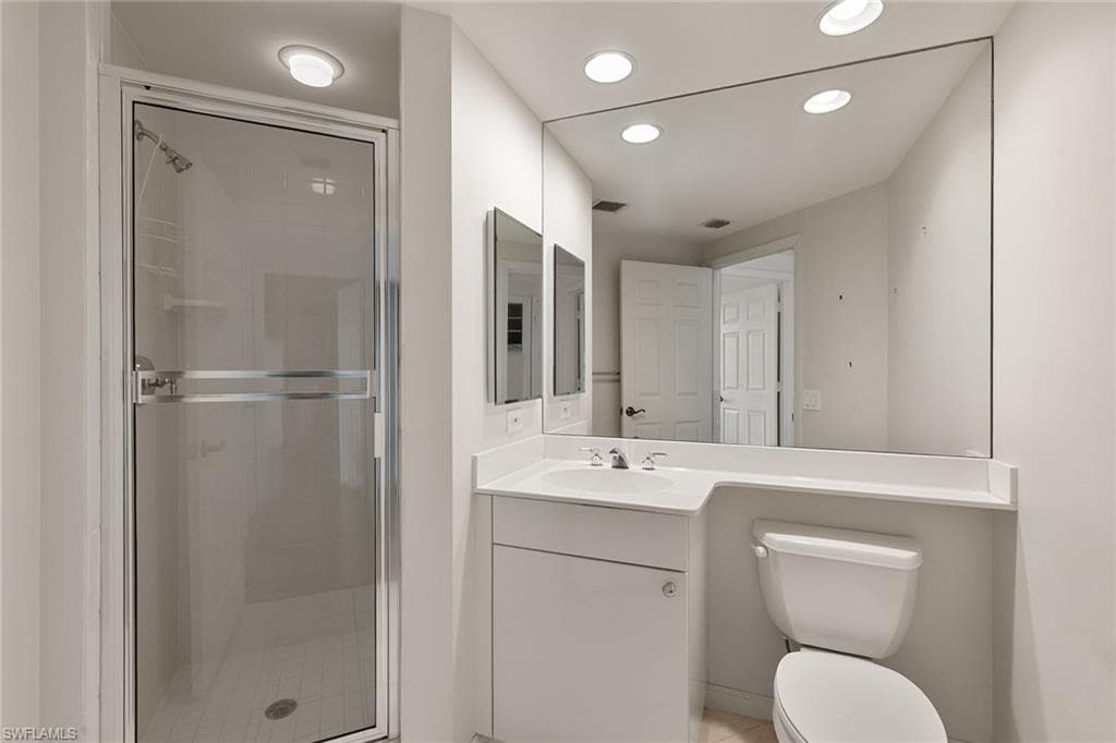 420 Cove Tower Dr 304, Naples, FL 34110-20