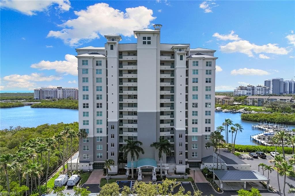 420 Cove Tower Dr 304, Naples, FL 34110-22