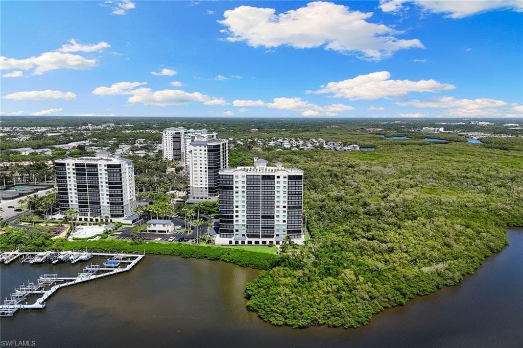 420 Cove Tower Dr 304, Naples, FL 34110-24