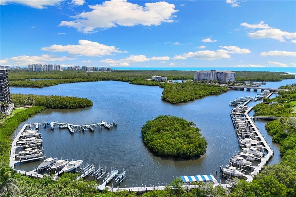 420 Cove Tower Dr 304, Naples, FL 34110-26