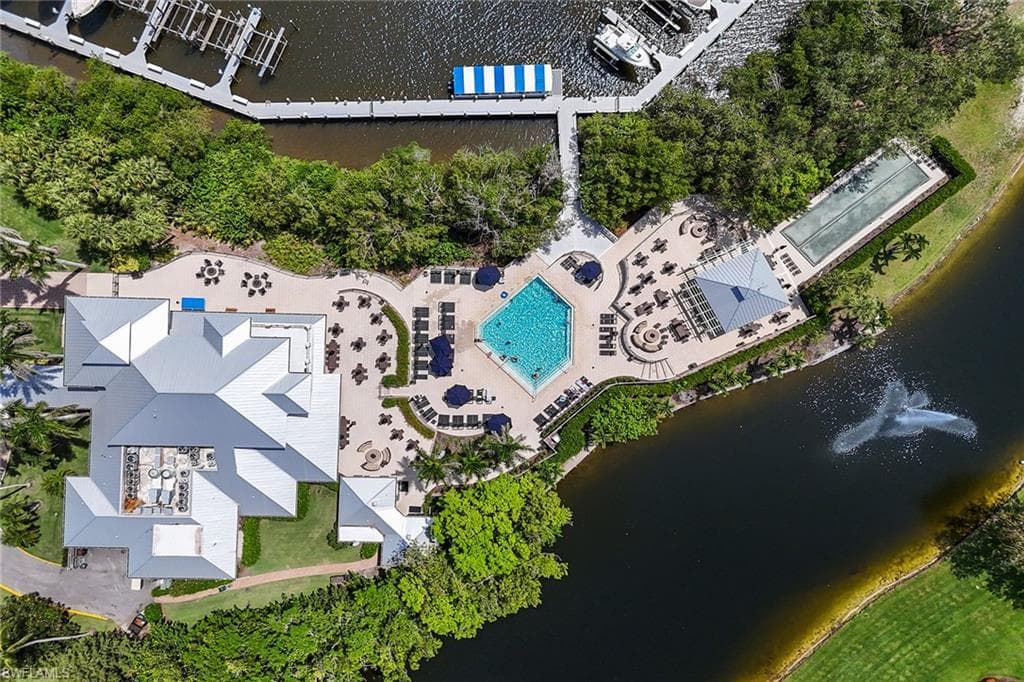 420 Cove Tower Dr 304, Naples, FL 34110-29