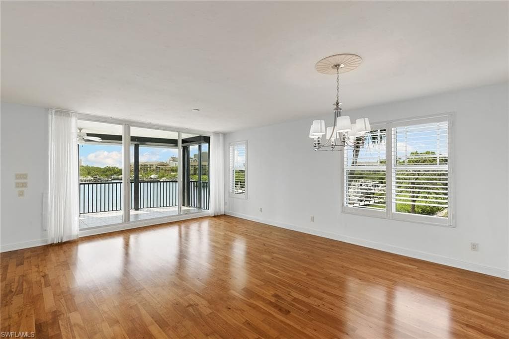 420 Cove Tower Dr 304, Naples, FL 34110-3