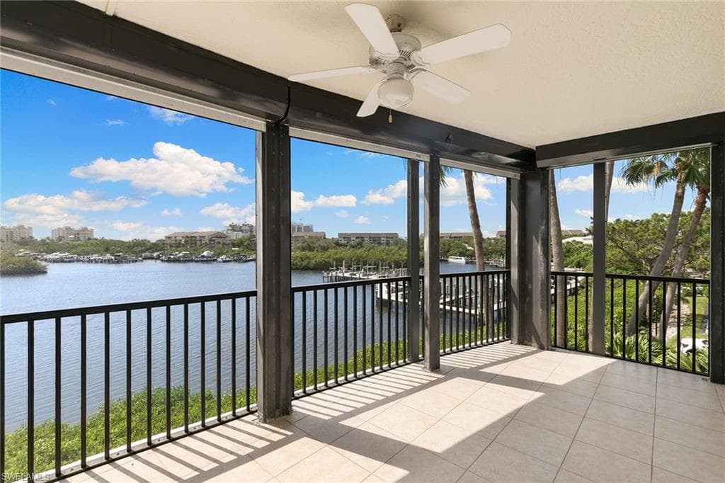 420 Cove Tower Dr 304, Naples, FL 34110-5