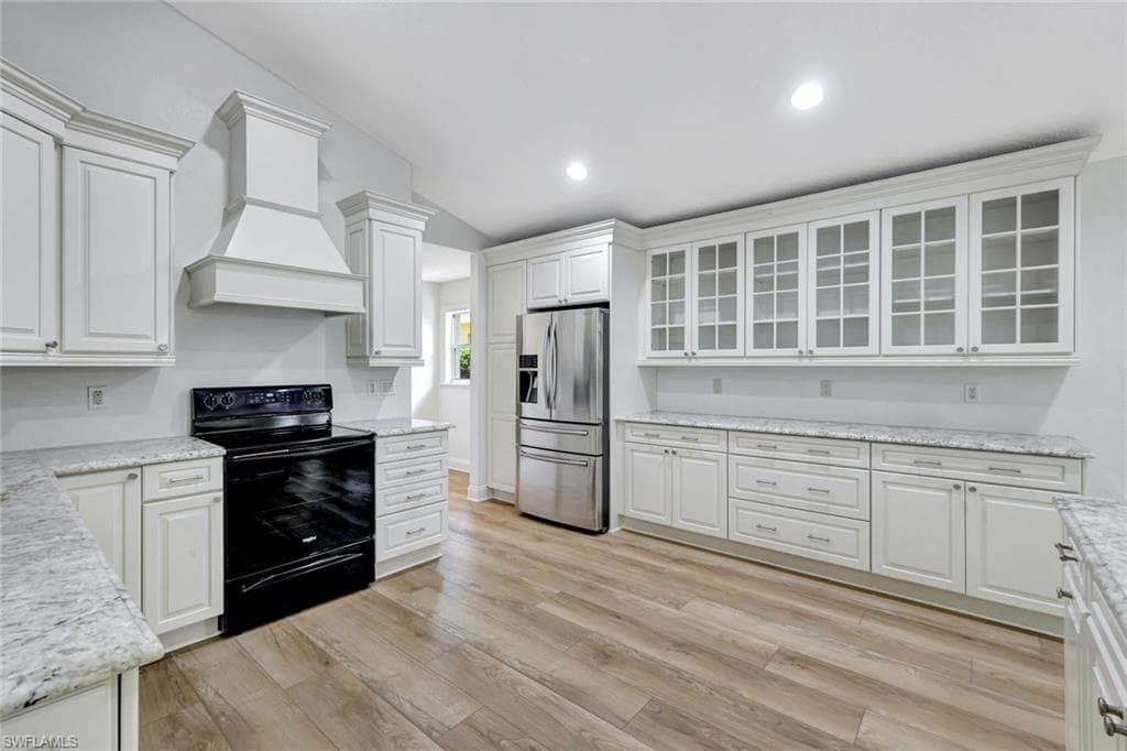 7052 Timberland Cir, Naples, FL 34109-3