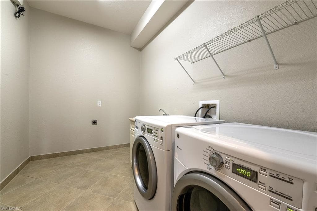 3876 Gibralter Dr, Naples, FL 34119-33