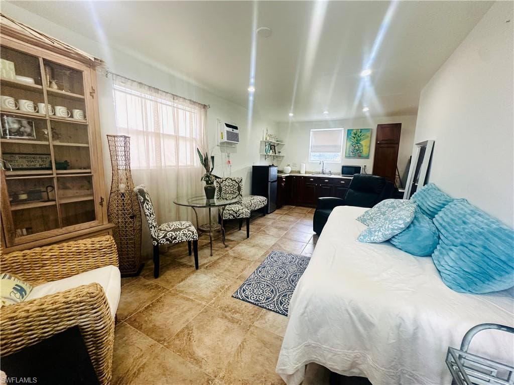 1260 26th Ave N, Naples, FL 34103-17