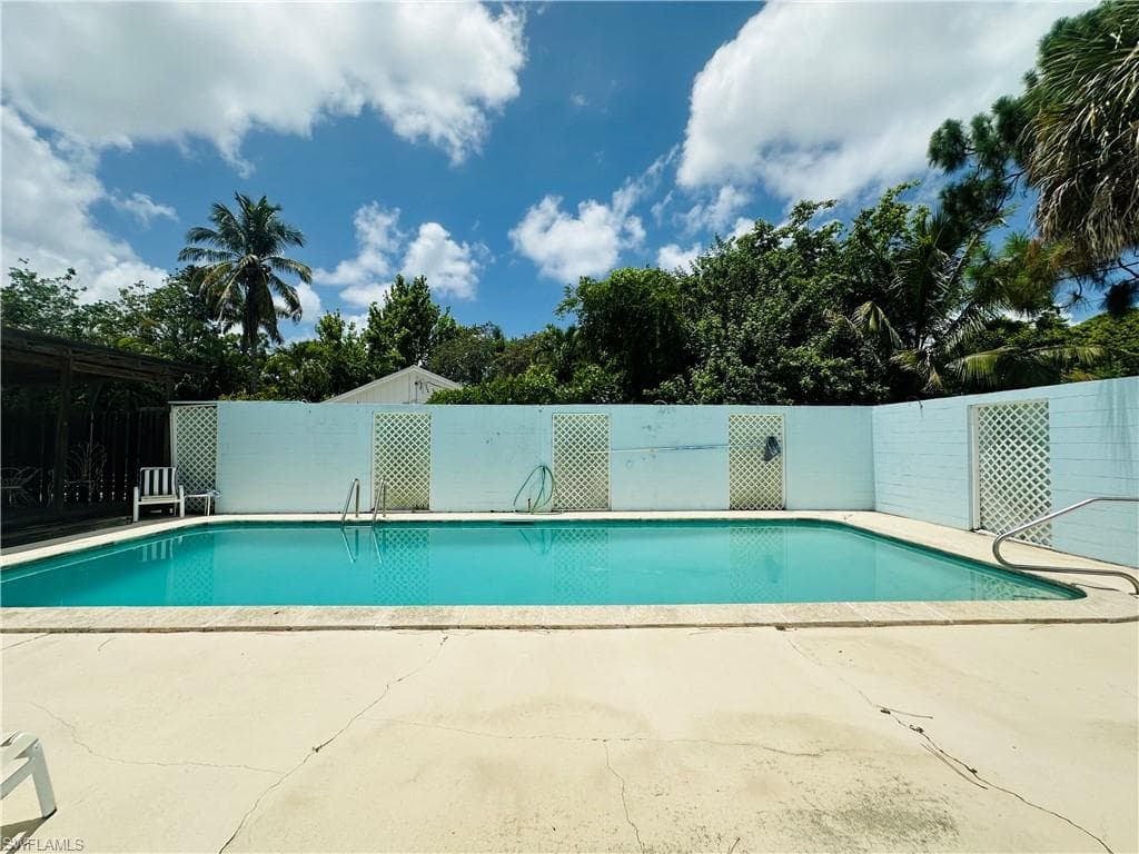 1260 26th Ave N, Naples, FL 34103-21