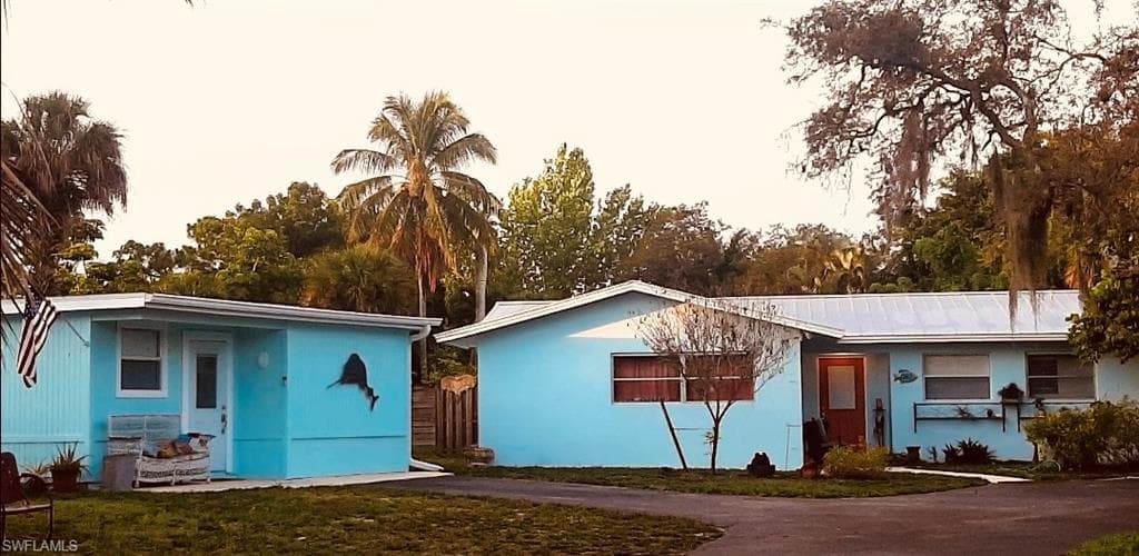 1260 26th Ave N, Naples, FL 34103-5