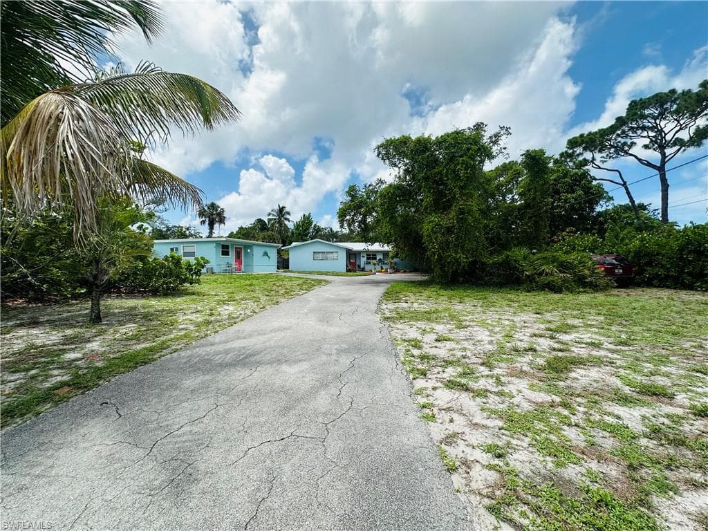 1260 26th Ave N, Naples, FL 34103-6