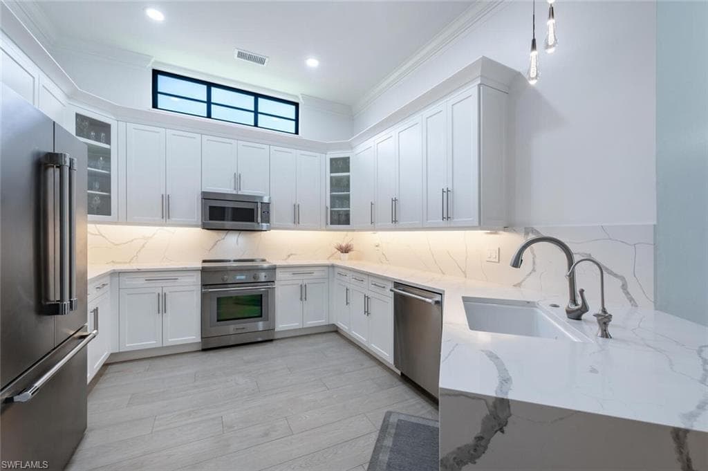 2862 Lone Pine Ln, Naples, FL 34119-15