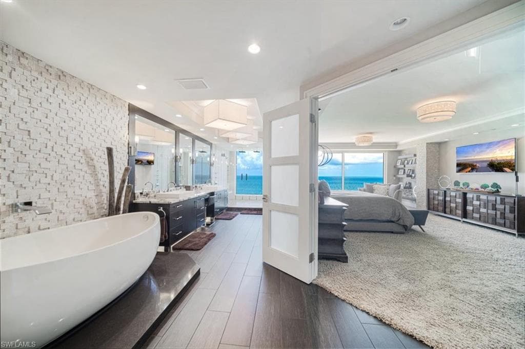 10 Seagate Dr 10n, Naples, FL 34103-12