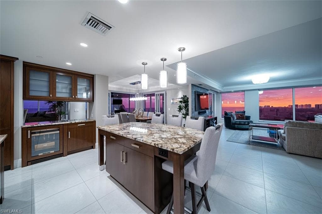 10 Seagate Dr 10n, Naples, FL 34103-18
