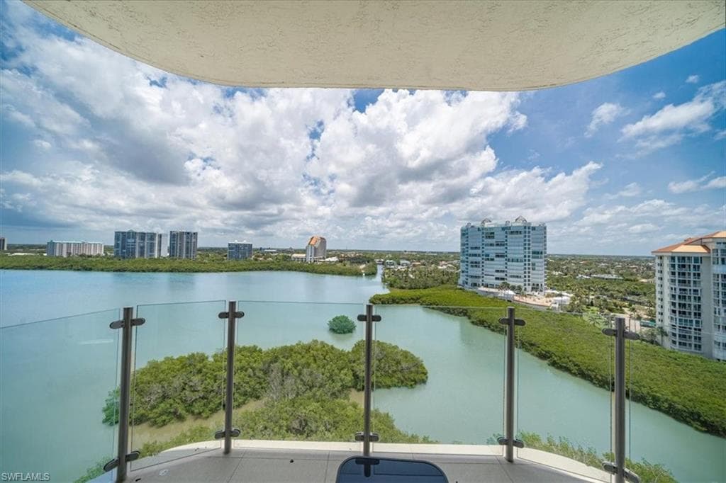 10 Seagate Dr 10n, Naples, FL 34103-23