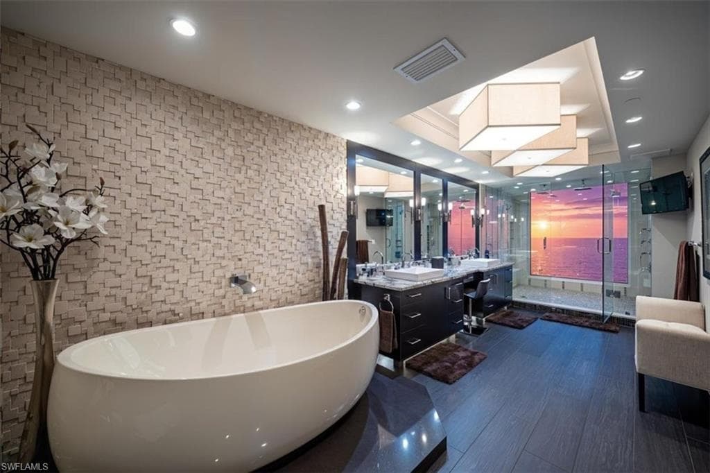 10 Seagate Dr 10n, Naples, FL 34103-28