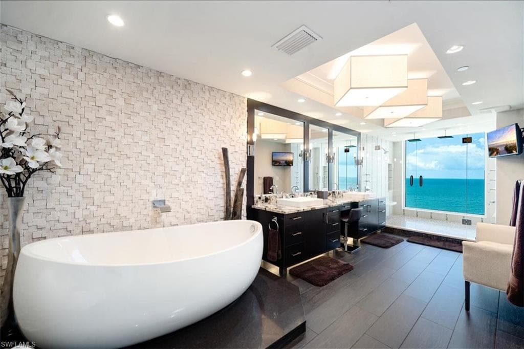 10 Seagate Dr 10n, Naples, FL 34103-4