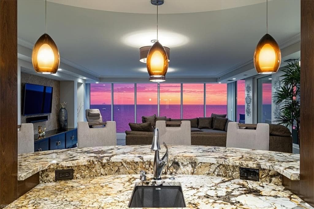 10 Seagate Dr 10n, Naples, FL 34103-6