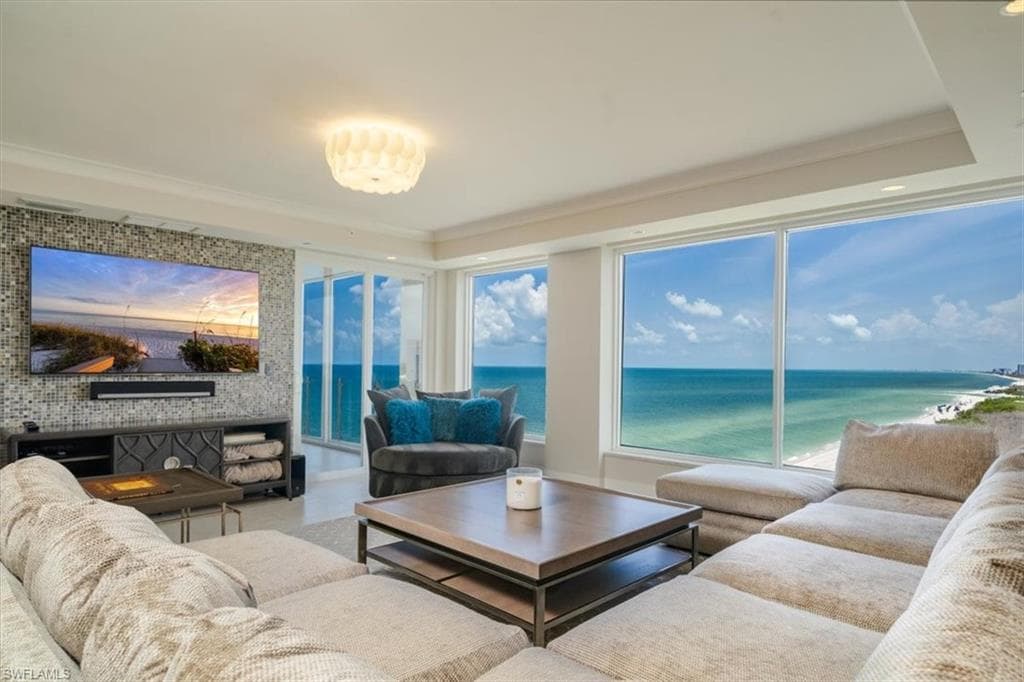10 Seagate Dr 10n, Naples, FL 34103-8