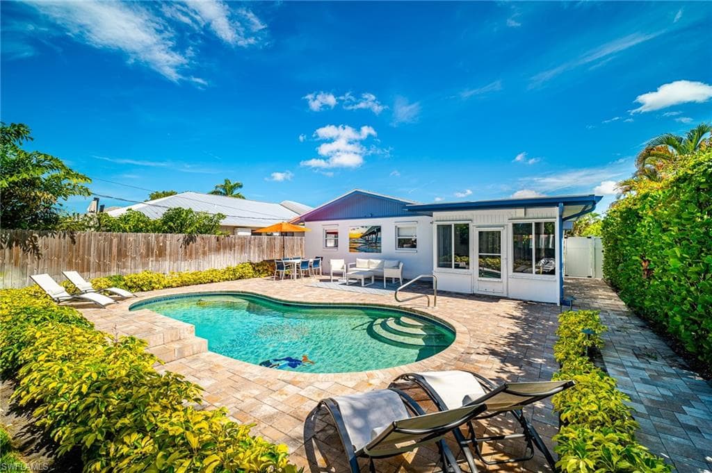 778 98th Ave N, Naples, FL 34108-2
