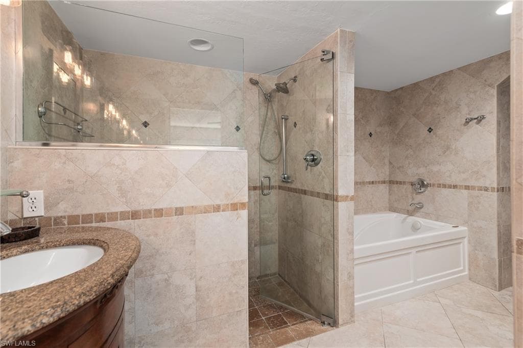 4718 Via Carmen, Naples, FL 34105-15