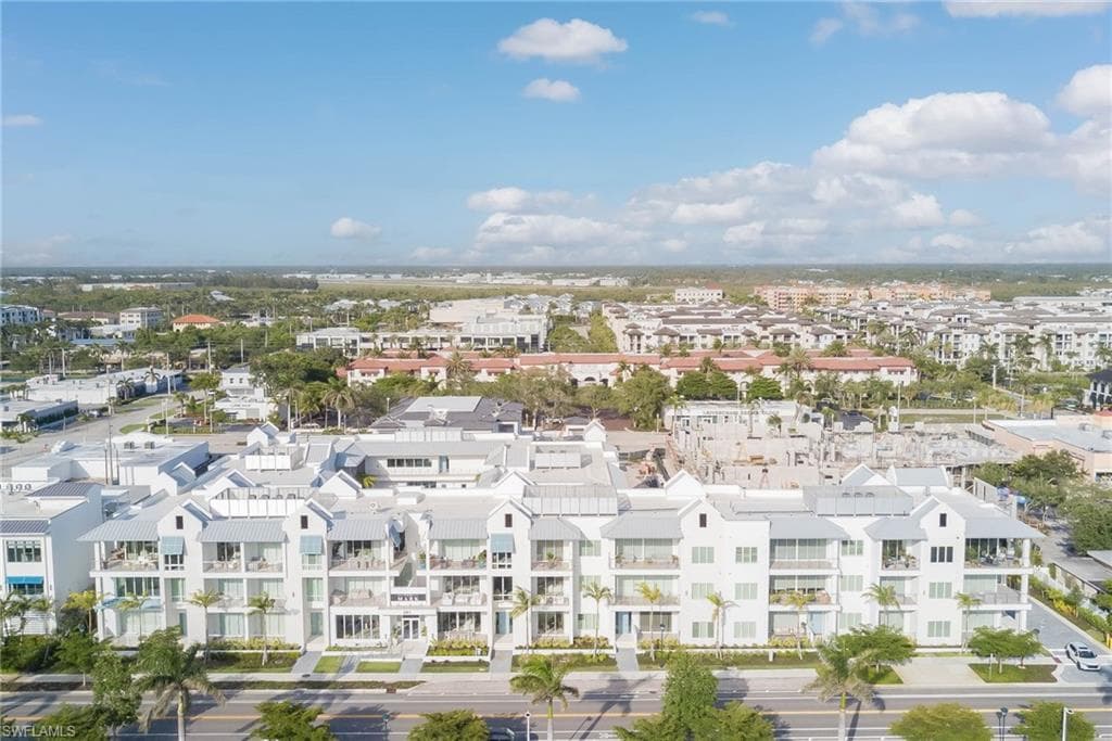 201 8th St S 208, Naples, FL 34102-4