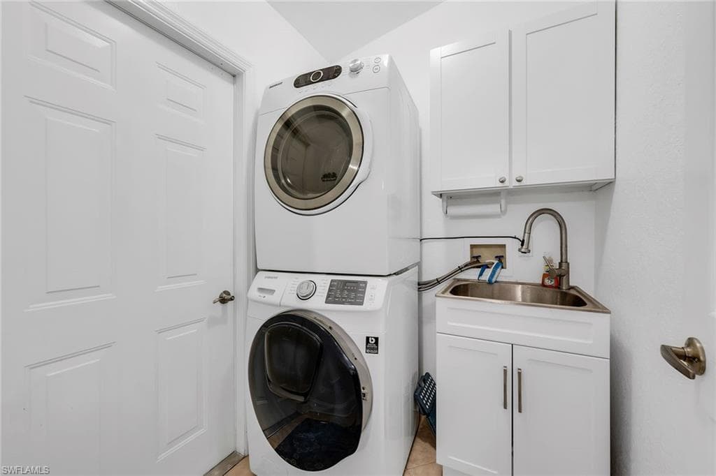 1724 Royal Cir 901, Naples, FL 34112-24