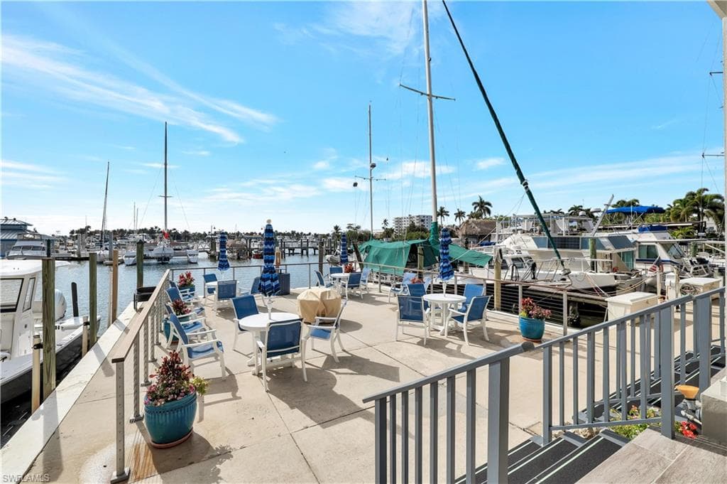 900 Broad Ave S 320, Naples, FL 34102-12