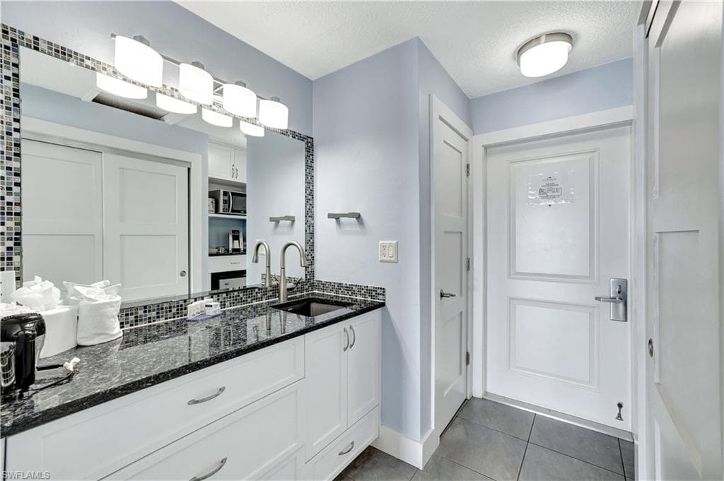 900 Broad Ave S 320, Naples, FL 34102-7