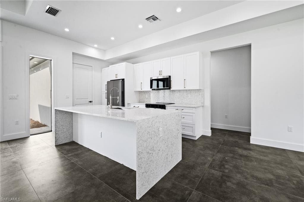 3324 27th Ave NE, Naples, FL 34120-8