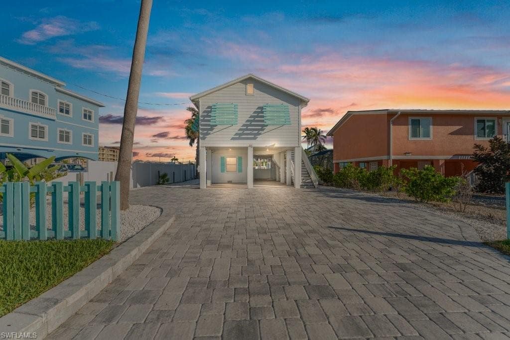 111 Bahia Via, Fort Myers Beach, FL 33931-2
