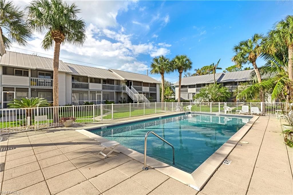 1297 7th Ave N 102, Naples, FL 34102-36