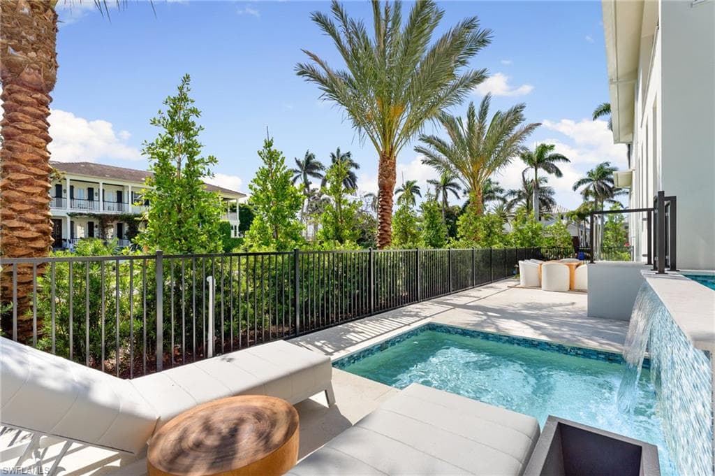 581 14th Ave S, Naples, FL 34102-14