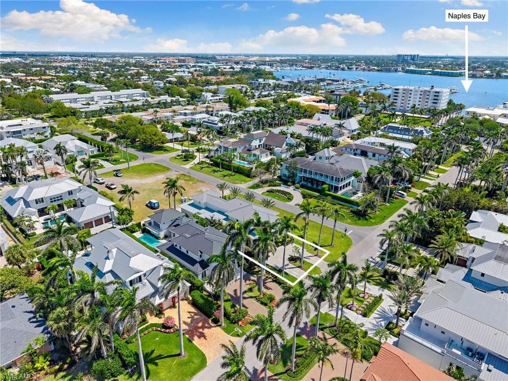 581 14th Ave S, Naples, FL 34102-3