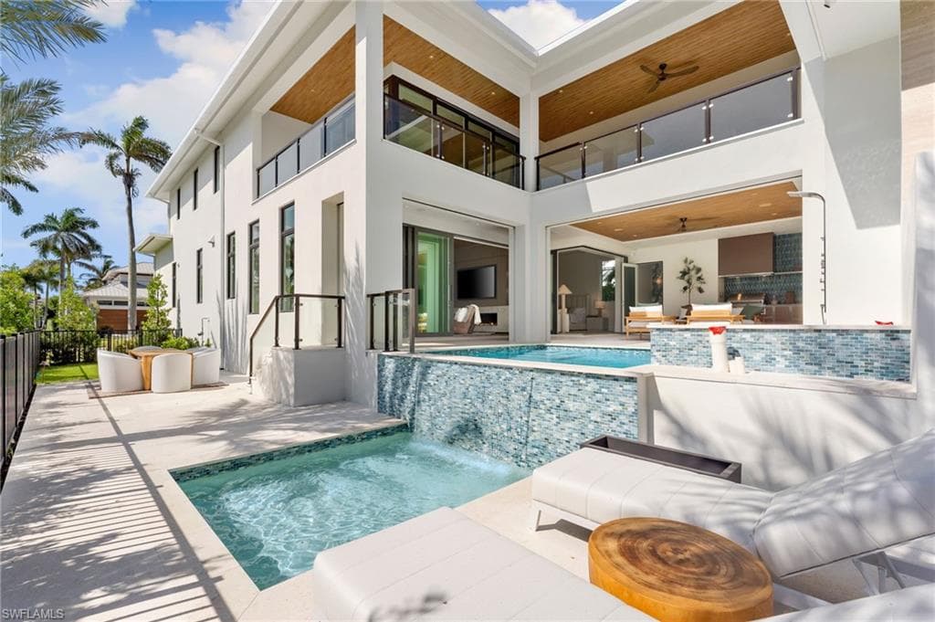 581 14th Ave S, Naples, FL 34102-7