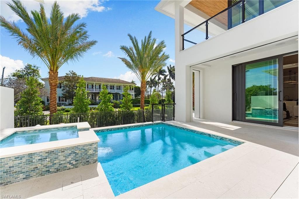 581 14th Ave S, Naples, FL 34102-8