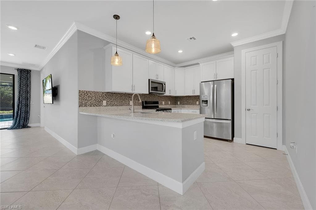 7690 Jacaranda Ln, Naples, FL 34114-16