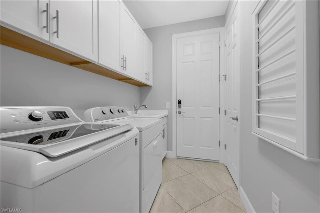 7690 Jacaranda Ln, Naples, FL 34114-23