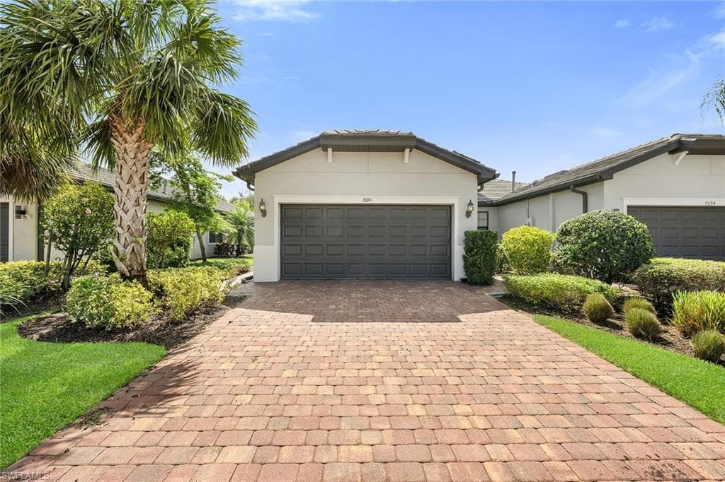 7690 Jacaranda Ln, Naples, FL 34114-1