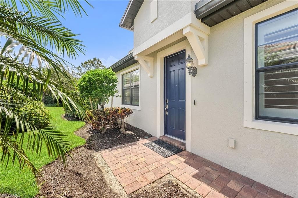 7690 Jacaranda Ln, Naples, FL 34114-29