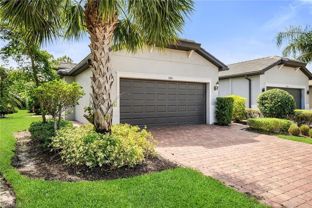 7690 Jacaranda Ln, Naples, FL 34114-31