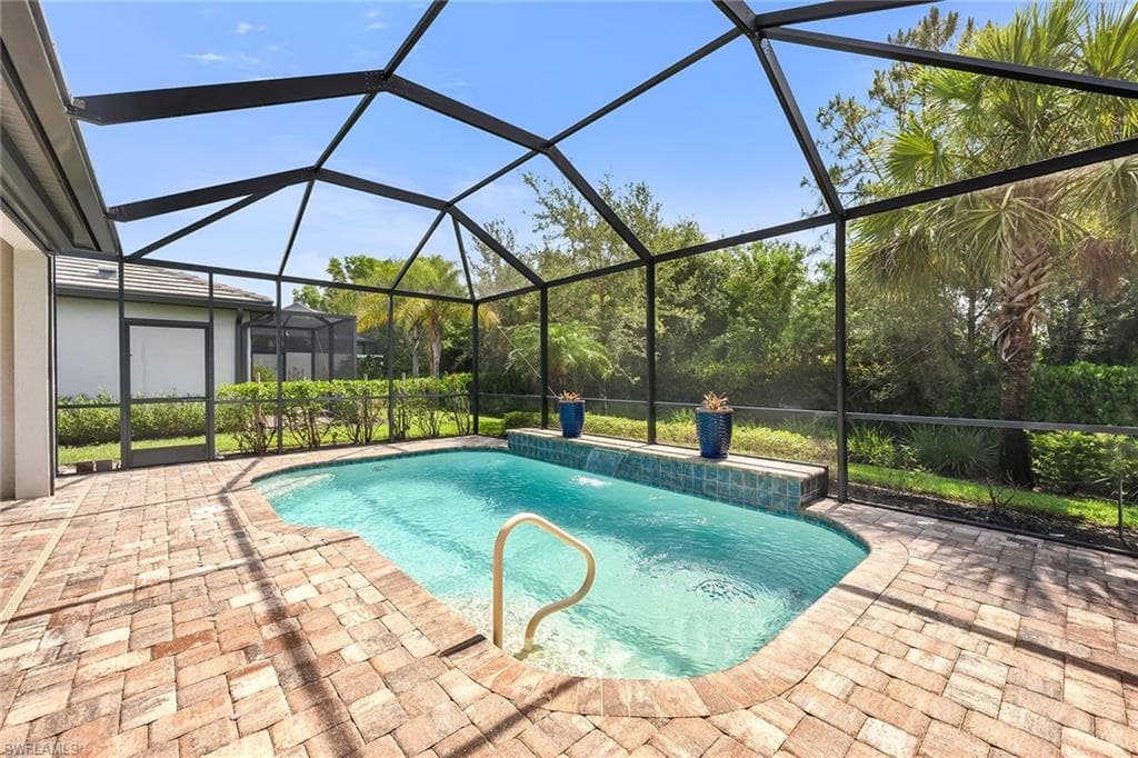 7690 Jacaranda Ln, Naples, FL 34114-2