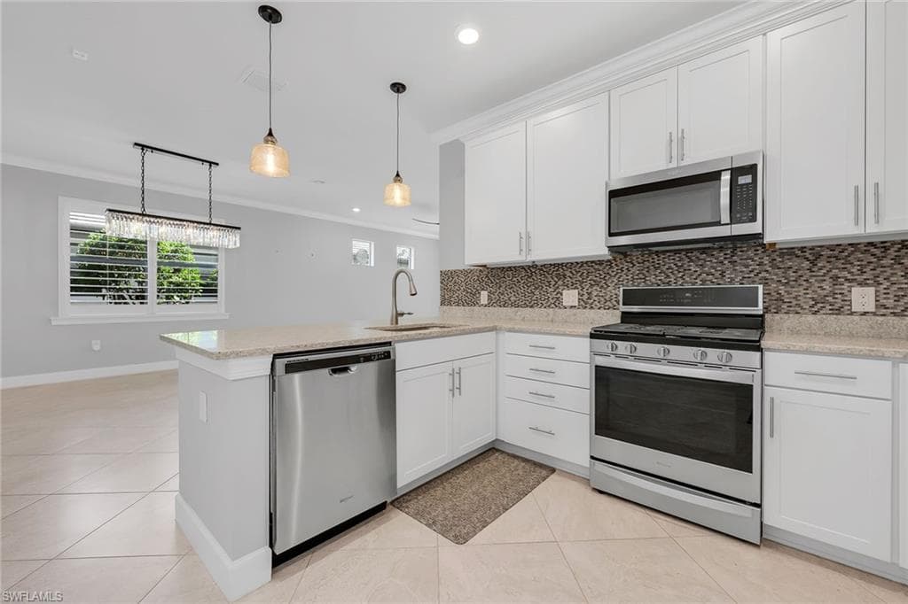 7690 Jacaranda Ln, Naples, FL 34114-3