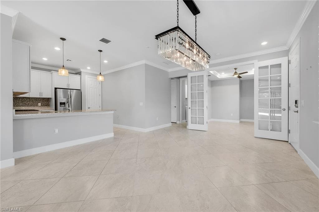 7690 Jacaranda Ln, Naples, FL 34114-4