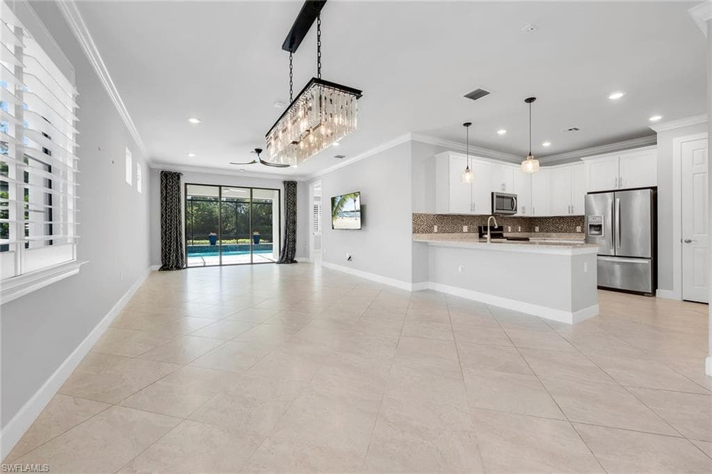 7690 Jacaranda Ln, Naples, FL 34114-5