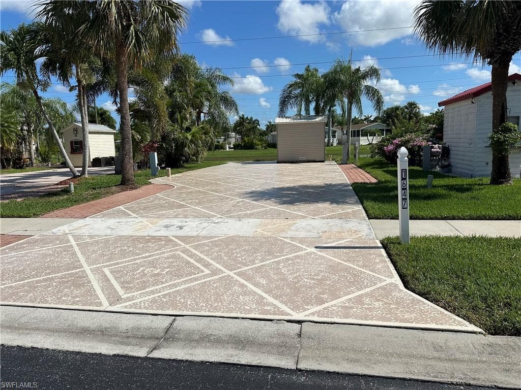 1647 Diamond Lake Cir, Naples, FL 34114-1