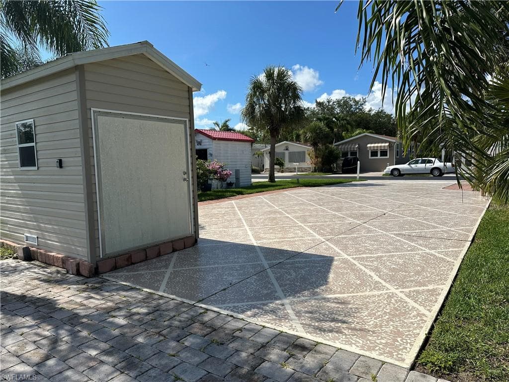 1647 Diamond Lake Cir, Naples, FL 34114-3