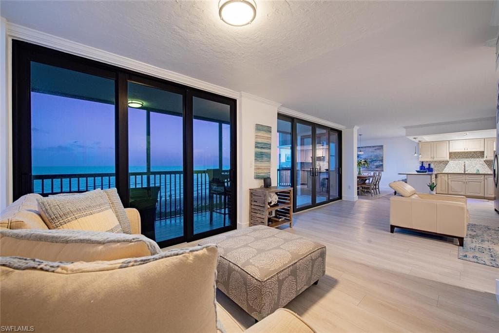 9375 Gulf Shore Dr 402, Naples, FL 34108-10