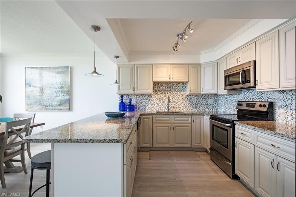 9375 Gulf Shore Dr 402, Naples, FL 34108-15